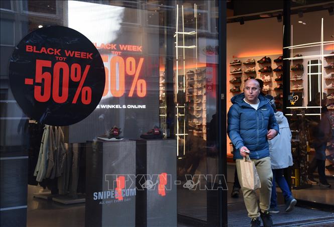 Người dân đi mua sắm tại Hague, Hà Lan, ngày 25/11/2025. Ảnh: THX/TTXVN