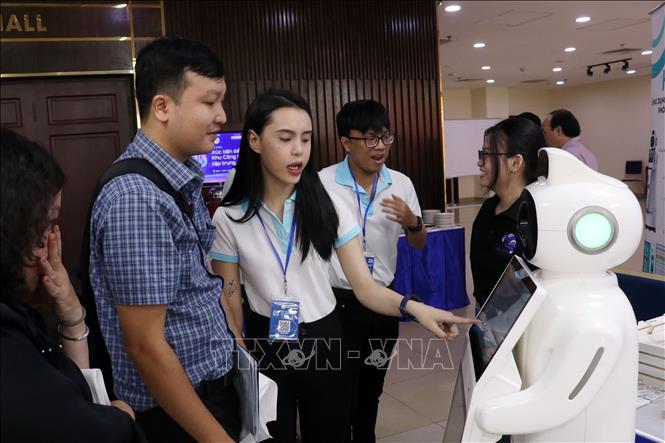 Các đại biểu trải nghiệm công nghệ tại khu trưng bày của Hội thảo. Ảnh: Tiến Lực - TTXVN