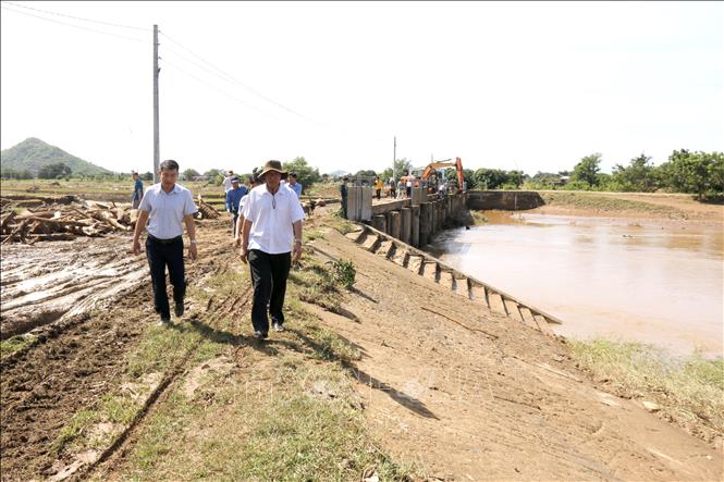 Đoàn công tác của UBND tỉnh Lâm Đồng kiểm tra khu vực bị thiệt hại do ngập lụt tại đập Tú Sơn, xã Sông Lũy. 
Nguyễn Thanh - TTXVN