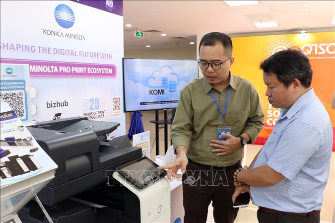 Đại biểu tìm hiểu các mô hình, công nghệ được giới thiệu tại Hội thảo. Ảnh: Tiến Lực - TTXVN