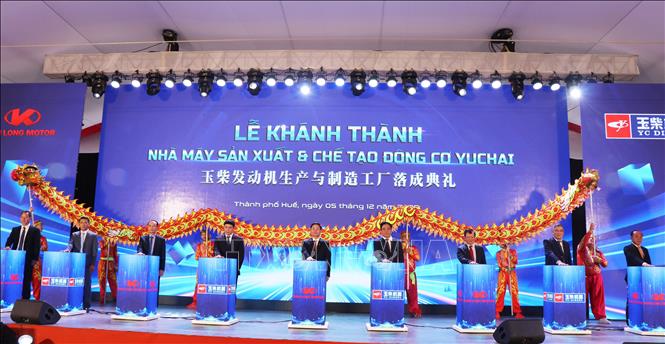 Đại biểu thực hiện nghi thức khánh thành nhà máy. Ảnh: Nguyên Lý - TTXVN 