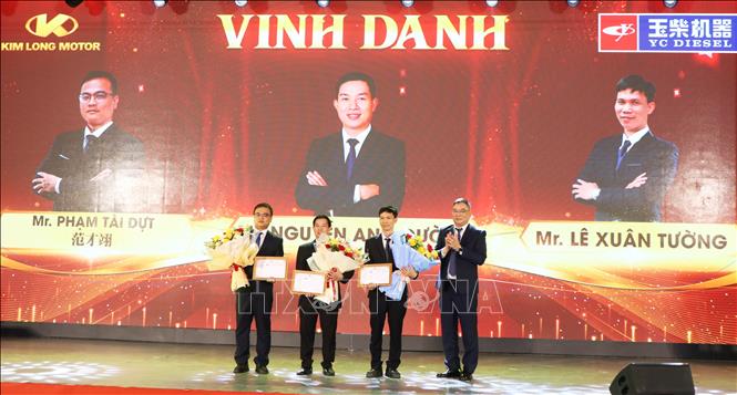 Vinh danh các cá nhân xuất sắc. Ảnh: Nguyên Lý - TTXVN