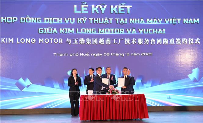 Lễ ký kết hợp đồng dịch vụ kỹ thuật giữa Kim Long Motor và Yuchai. Ảnh: Nguyên Lý - TTXVN 