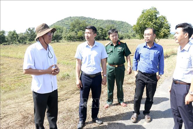 Phó Chủ tịch UBND tỉnh Lâm Đồng Nguyễn Minh (bên trái) kiểm tra khu vực bị thiệt hại do ngập lụt tại xã Sông Lũy. 
Ảnh: Nguyễn Thanh - TTXVN