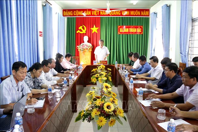 Đoàn công tác của UBND tỉnh Lâm Đồng làm việc với xã Hàm Thuận Bắc về khắc phục thiệt hại do ngập lụt. Ảnh: Nguyễn Thanh - TTXVN