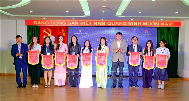 Ban tổ chức tặng cờ lưu niệm cho các đội dự thi. Ảnh: Thanh Tùng - TTXVN 