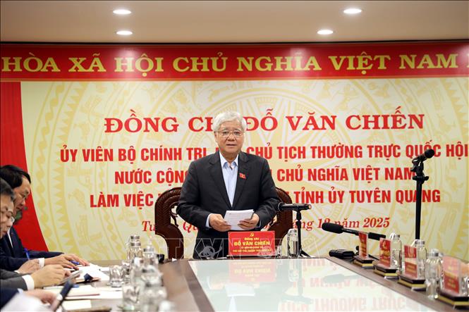 Phó Chủ tịch Thường trực Quốc hội Đỗ Văn Chiến phát biểu tại buổi làm việc. Ảnh: Hoàng Hải - TTXVN