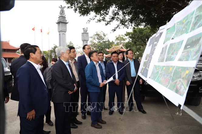 Phó Chủ tịch Thường trực Quốc hội Đỗ Văn Chiến và đoàn làm việc kiểm tra công tác tôn tạo, tu bổ Khu di tích Ban Thường trực Quốc hội tại xã Tân Trào. Ảnh: Hoàng Hải - TTXVN