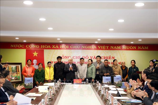 Phó Chủ tịch Thường trực Quốc hội Đỗ Văn Chiến tặng quà cho các gia đình chính sách trên địa bàn xã Tân Trào. Ảnh: Hoàng Hải - TTXVN