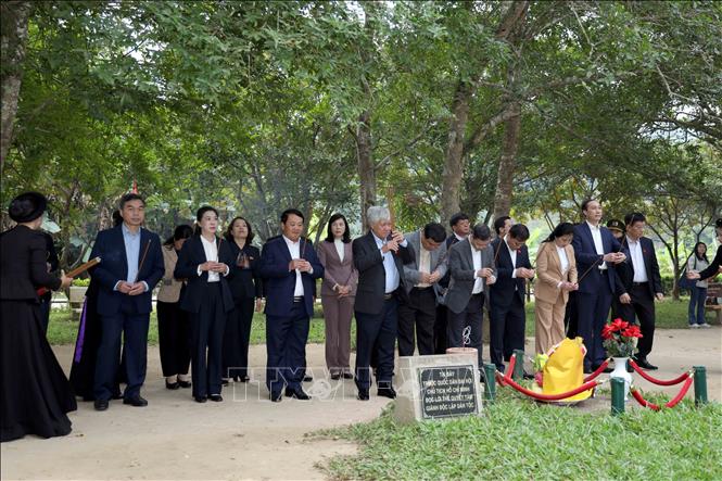 Phó Chủ tịch Thường trực Quốc hội Đỗ Văn Chiến và đoàn công tác dâng dương tại Đình Tân Trào. Ảnh: Hoàng Hải - TTXVN