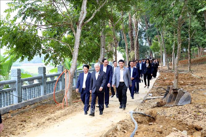 Phó Chủ tịch Thường trực Quốc hội Đỗ Văn Chiến khảo sát tuyến đường chuẩn bị triển khai Dự án Cải tạo, nâng cấp tuyến đường cách mạng từ xã Tân Trào đến xã Trung Yên (nay là xã Tân Trào). Ảnh: Hoàng Hải - TTXVN