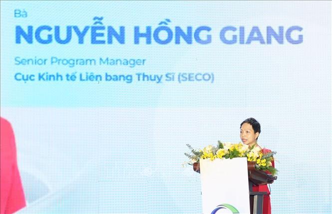 Bà Nguyễn Hồng Giang, đại diện Cục Kinh tế Liên bang Thụy Sĩ (SECO) phát biểu tại Diễn đàn. Ảnh: Hứa Chung - TTXVN