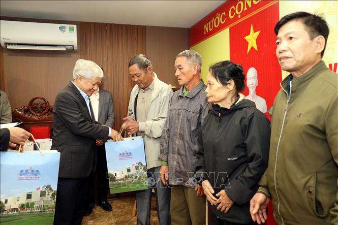 Phó Chủ tịch Thường trực Quốc hội Đỗ Văn Chiến tặng quà cho các gia đình chính sách trên địa bàn xã Tân Trào. Ảnh: Hoàng Hải - TTXVN