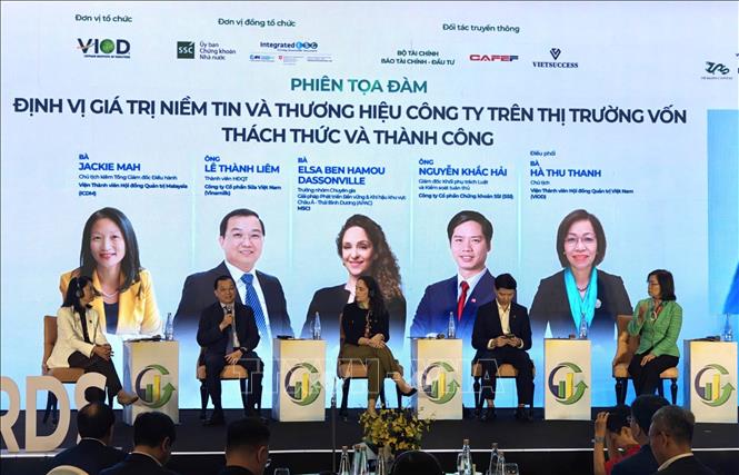 Các diễn giả tham gia phiên thảo luận về định vị giá trị niềm tin và thương hiệu công ty trên thị trường vốn. Ảnh: Hứa Chung - TTXVN
