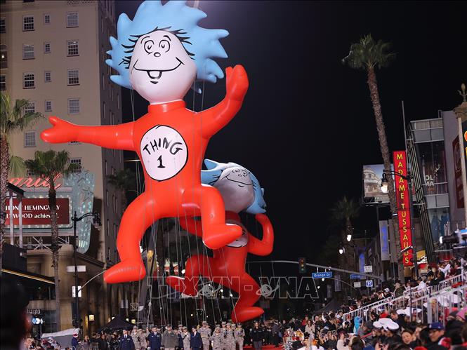 Không khí chuẩn bị đón Giáng sinh đã rộn ràng tại nhiều quốc gia trên thế giới. Hàng vạn bóng đèn lung linh được trang hoàng trên đường phố, tại các nhà thờ, các khu trung tâm thương mại. Nhà nhà háo hức trang trí những cây thông xanh bằng các đồ vật truyền thống đa dạng hình thù và màu sắc bắt mắt: dây ruy băng, quả châu, ngôi sao, nơ, chuông, bông tuyết và hộp quà. Ảnh: Hình nộm ngộ nghĩnh trong lễ diễu hành mùa Giáng sinh ở Los Angeles, California, Mỹ. Ảnh: THX/TTXVN