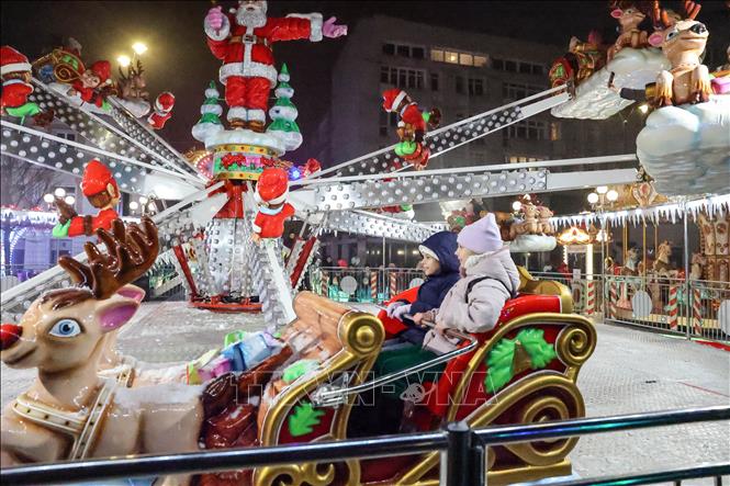 Không khí chuẩn bị đón Giáng sinh đã rộn ràng tại nhiều quốc gia trên thế giới. Hàng vạn bóng đèn lung linh được trang hoàng trên đường phố, tại các nhà thờ, các khu trung tâm thương mại. Nhà nhà háo hức trang trí những cây thông xanh bằng các đồ vật truyền thống đa dạng hình thù và màu sắc bắt mắt: dây ruy băng, quả châu, ngôi sao, nơ, chuông, bông tuyết và hộp quà. Ảnh: Trang hoàng đón Giáng sinh tại khu chợ ở Lodz, Ba Lan. PAP/TTXVN