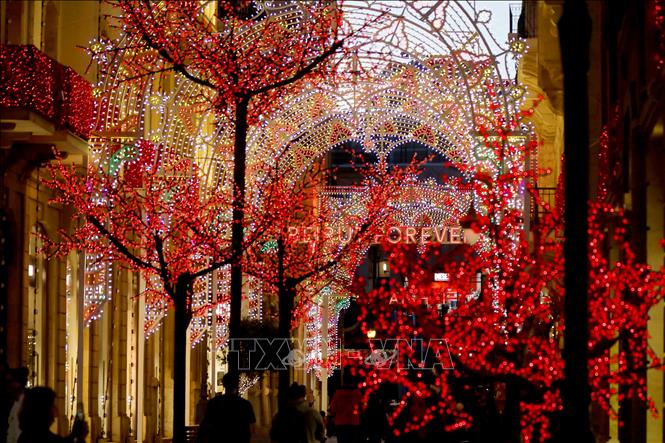 Không khí chuẩn bị đón Giáng sinh đã rộn ràng tại nhiều quốc gia trên thế giới. Hàng vạn bóng đèn lung linh được trang hoàng trên đường phố, tại các nhà thờ, các khu trung tâm thương mại. Nhà nhà háo hức trang trí những cây thông xanh bằng các đồ vật truyền thống đa dạng hình thù và màu sắc bắt mắt: dây ruy băng, quả châu, ngôi sao, nơ, chuông, bông tuyết và hộp quà. Ảnh: Trang hoàng đón Giáng sinh trên đường phố Beirut , Liban. Ảnh: THX/TTXVN