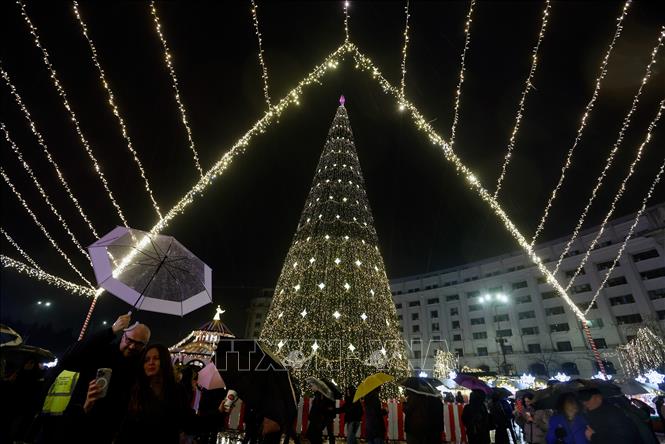 Không khí chuẩn bị đón Giáng sinh đã rộn ràng tại nhiều quốc gia trên thế giới. Hàng vạn bóng đèn lung linh được trang hoàng trên đường phố, tại các nhà thờ, các khu trung tâm thương mại. Nhà nhà háo hức trang trí những cây thông xanh bằng các đồ vật truyền thống đa dạng hình thù và màu sắc bắt mắt: dây ruy băng, quả châu, ngôi sao, nơ, chuông, bông tuyết và hộp quà. Ảnh: Trang hoàng đón Giáng sinh tại khu chợ ở Bucharest, Romania. Ảnh: THX/TTXVN