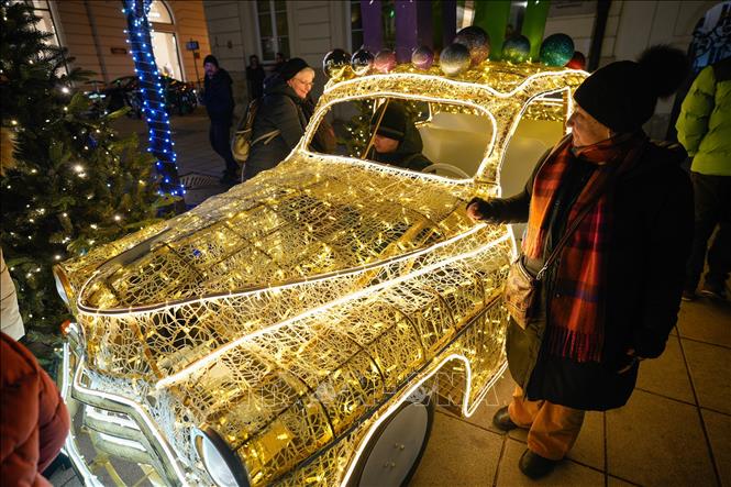 Không khí chuẩn bị đón Giáng sinh đã rộn ràng tại nhiều quốc gia trên thế giới. Hàng vạn bóng đèn lung linh được trang hoàng trên đường phố, tại các nhà thờ, các khu trung tâm thương mại. Nhà nhà háo hức trang trí những cây thông xanh bằng các đồ vật truyền thống đa dạng hình thù và màu sắc bắt mắt: dây ruy băng, quả châu, ngôi sao, nơ, chuông, bông tuyết và hộp quà. Ảnh: Trang hoàng đón Giáng sinh tại thị trấn cổ ở thủ đô Warsaw, Ba Lan. Ảnh: PAP/TTXVN