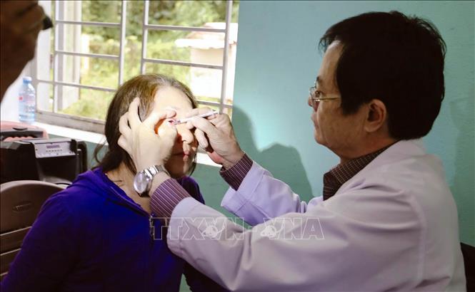 Bác sĩ Bệnh viện Đa khoa Trung ương Quảng Nam khám bệnh miễn phí cho người dân vùng lũ quét và sạt lở núi Trà Mỹ, thành phố Đà Nẵng. Ảnh: Trần Tĩnh - TTXVN  