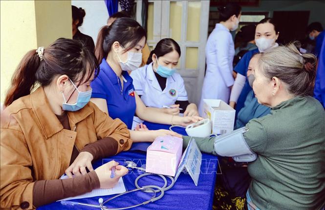 Y, bác sĩ Bệnh viện Đa khoa Trung ương Quảng Nam khám bệnh miễn phí cho người dân vùng lũ quét và sạt lở núi Trà Mỹ, thành phố Đà Nẵng. Ảnh: Trần Tĩnh - TTXVN  