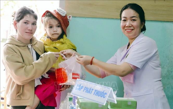 Phát thuốc miễn phí cho người dân vùng lũ quét và sạt lở núi Trà Mỹ, thành phố Đà Nẵng. Ảnh: Trần Tĩnh - TTXVN  