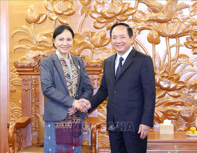 Chairman of the Communist Party of Vietnam (CPV) Central Committee's Commission for Information, Education, and Mass Mobilisation Trinh Van Quyet receives Inlavan Keobounphanh, Standing Vice President of LFNC Central Committee. VNA Photo: Phương Hoa