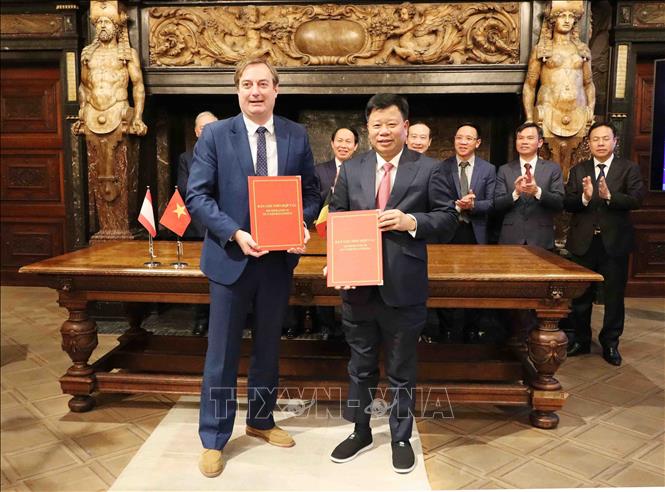 Ông Bruno Jaspaert, Tổng giám đốc Tổ hợp KCN DEEP C và ông Lê Trung Kiên, Phó chủ tịch UBND TP. Hải Phòng trao Biên bản ghi nhớ hợp tác giữa hai bên tại Hội nghị xúc tiến đầu tư. Ảnh: Hương Giang - PV TTXVN tại Bỉ