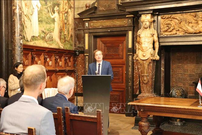 Ông Bruno Jaspaert, Tổng giám đốc Tổ hợp KCN DEEP C, chia sẻ kinh nghiệm tại hội thảo. Ảnh: Hương Giang - PV TTXVN tại Bỉ