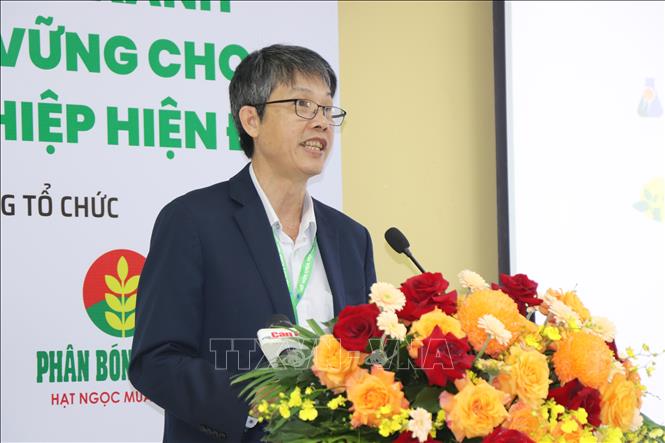 PGS.TS Lê Văn Vàng, Hiệu trưởng Trường Nông nghiệp (Đại học Cần Thơ) đánh giá nguyên nhân suy thoái đất. Ảnh: Thu Hiền - TTXVN
