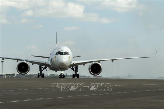 Ngày 29/11/2025, các hãng hàng không trên thế giới đối mặt tình trạng gián đoạn lớn sau khi nhà sản xuất máy bay Airbus ban hành lệnh triệu hồi khẩn cấp đối với khoảng 6.000 máy bay của hãng để cập nhật phần mềm ứng phó với rủi ro bức xạ mặt trời làm ảnh hưởng tới hệ thống điều khiển chuyến bay. Theo đó, khoảng 100 máy bay dòng A320 trên toàn thế giới tạm thời bị ngừng bay trong thời gian thay thế phần mềm điều khiển bị lỗi. Ảnh: Máy bay A350-1000 của Hãng Airbus được lắp ráp tại Addis Ababa, Ethiopia. Ảnh: THX/TTXVN