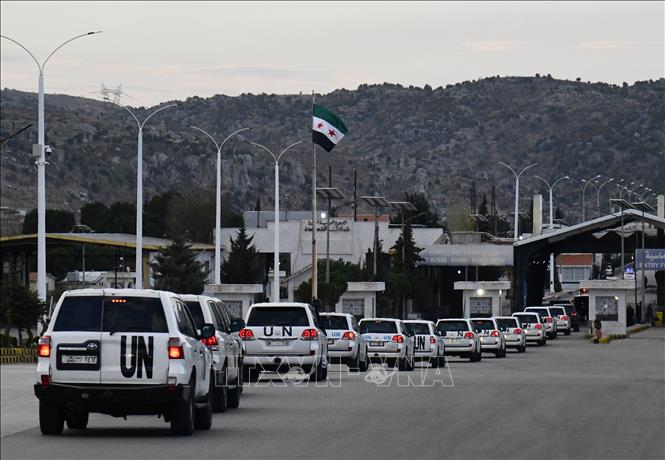 Ngày 4/12/2025, một phái đoàn của Hội đồng Bảo an LHQ đã đến Syria trong chuyến thăm chính thức đầu tiên của cơ quan này tới quốc gia Trung Đông sau hơn một thập kỷ xung đột. Mục tiêu của chuyến thăm là khôi phục niềm tin giữa LHQ và chính quyền mới của Syria, đồng thời truyền đạt kỳ vọng về quá trình chuyển tiếp toàn diện, tăng trưởng bao trùm và chống khủng bố. Ảnh: THX/TTXVN 