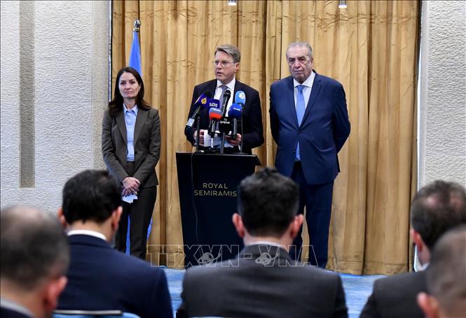 Ngày 4/12/2025, một phái đoàn của Hội đồng Bảo an LHQ đã đến Syria trong chuyến thăm chính thức đầu tiên của cơ quan này tới quốc gia Trung Đông sau hơn một thập kỷ xung đột. Mục tiêu của chuyến thăm là khôi phục niềm tin giữa LHQ và chính quyền mới của Syria, đồng thời truyền đạt kỳ vọng về quá trình chuyển tiếp toàn diện, tăng trưởng bao trùm và chống khủng bố. Ảnh: THX/TTXVN 