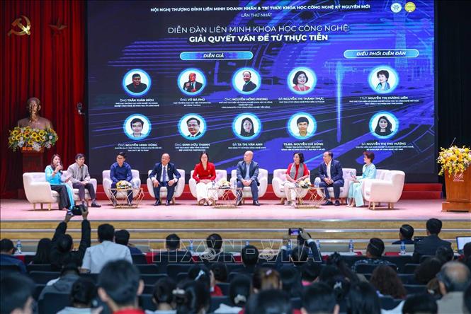 Các đại biểu tham gia trao đổi tại Diễn đàn Liên minh khoa học và Công nghệ “Giải quyết vấn đề từ thực tiễn”. Ảnh: Hoàng Hiếu - TTXVN