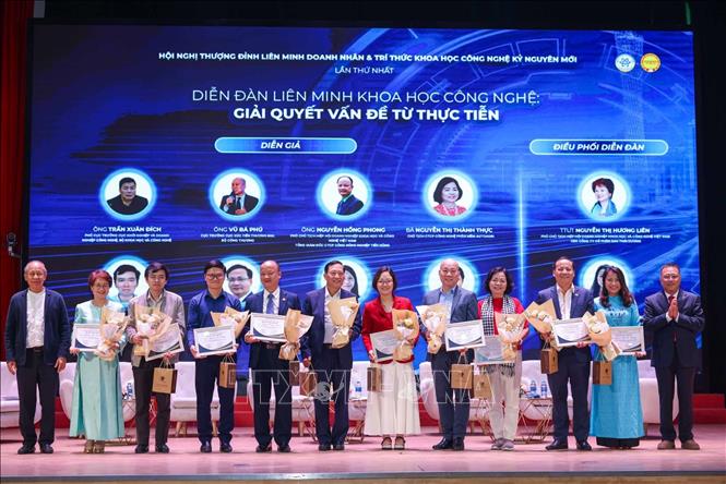 Ban tổ chức tri ân các diễn giả tham dự Diễn đàn. Ảnh: Hoàng Hiếu - TTXVN