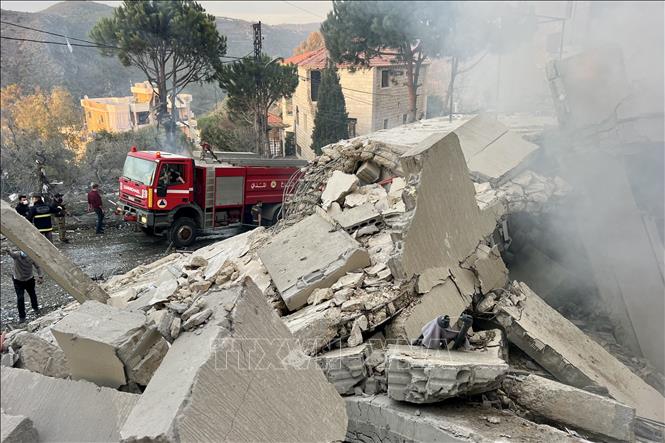 Ngày 4/12/2025, Quân đội Israel thông báo “bắt đầu các cuộc tấn công nhằm vào những mục tiêu khủng bố của lực lượng Hezbollah tại miền Nam Liban”, chỉ một ngày sau khi hai nước vừa tiến hành cuộc đối thoại trực tiếp đầu tiên sau nhiều thập kỷ. Israel cáo buộc Hezbollah lợi dụng dân thường Liban làm lá chắn và duy trì mạng lưới hoạt động trong các khu vực dân sự. Ảnh: Tòa nhà bị phá hủy sau vụ không kích của Israel xuống thị trấn Jbaa, Liban. Ảnh: THX/TTXVN