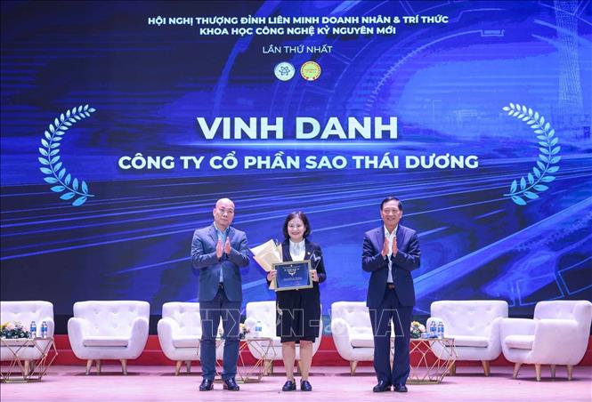 Doanh nghiệp Khoa học Công nghệ xuất sắc có nhiều đóng góp cho khoa học công nghệ Quốc gia giai đoạn 2020 - 2025 nhận vinh danh tại chương trình. Ảnh: Hoàng Hiếu - TTXVN