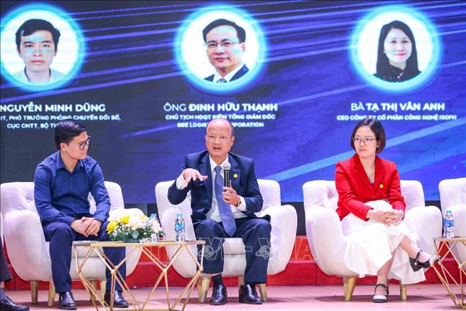 Phó Chủ tịch Hiệp hội doanh nghiệp Khoa học và Công nghệ Việt Nam Nguyễn Hồng Phong, Tổng giám đốc CTCP Công nông nghiệp Tiến Nông tham luận tại Diễn đàn. Ảnh: Hoàng Hiếu - TTXVN