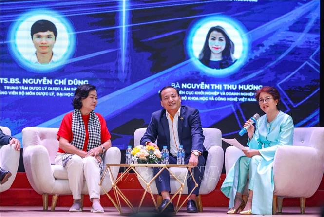 Phó Chủ tịch Hiệp hội doanh nghiệp khoa học và Công nghệ Việt Nam Nguyễn Thị Hương Liên, CEO Công ty Cổ phần Sao Thái Dương trao đổi tại Diễn đàn. Ảnh: Hoàng Hiếu - TTXVN