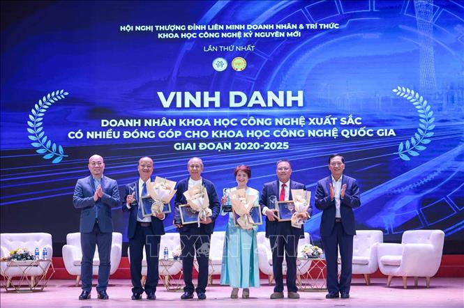 Doanh nhân Khoa học Công nghệ xuất sắc có nhiều đóng góp cho khoa học công nghệ Quốc gia giai đoạn 2020 - 2025 được vinh danh tại chương trình. Ảnh: Hoàng Hiếu - TTXVN
