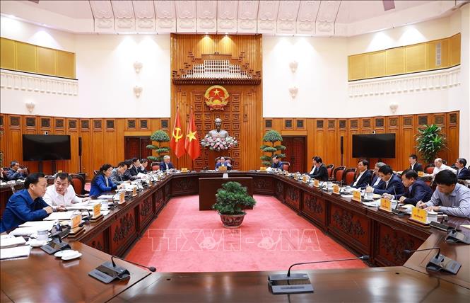 Thủ tướng Phạm Minh Chính chủ trì họp về Đề án phòng, chống sụt lún, sạt lở, ngập úng, hạn hán, xâm nhập mặn vùng đồng bằng sông Cửu Long đến năm 2035, tầm nhìn đến năm 2050. Ảnh: Dương Giang-TTXVN 
