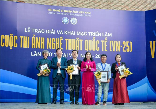 Ban tổ chức trao Huy chương Bạc cho các tác giả. Ảnh: TTXVN phát 