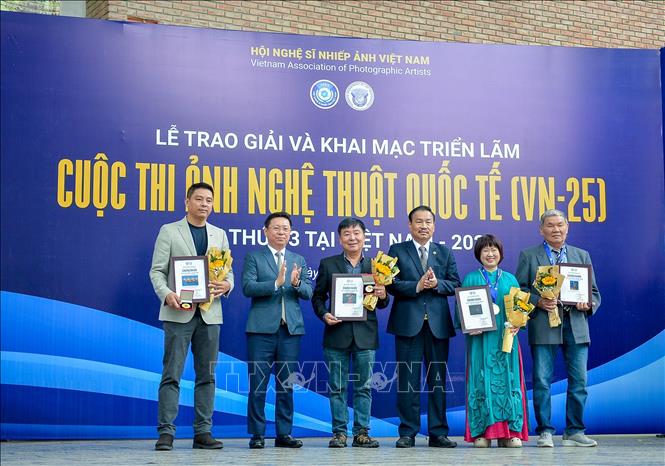 Ban tổ chức trao Huy chương Vàng cho các tác giả. Ảnh: TTXVN phát 