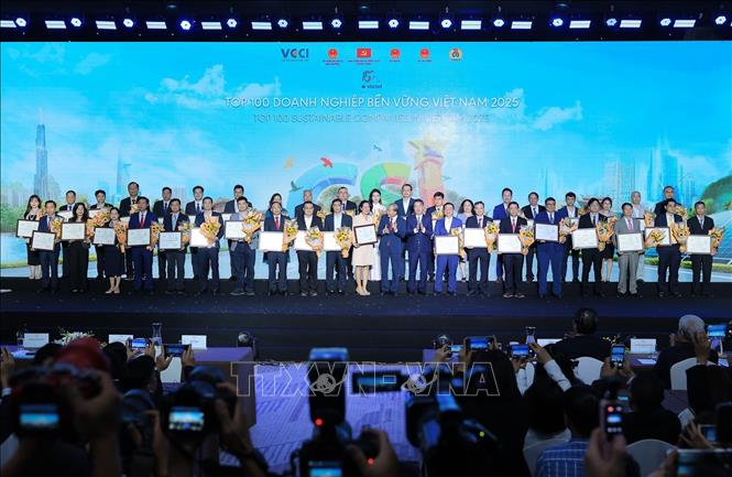Phó Chủ tịch VCCI Hoàng Quang Phòng và Phó Trưởng Ban Chính sách, Chiến lược Trung ương Nguyễn Thế Mạnh trao hoa và chứng nhận cho Top 100 Doanh nghiệp bền vững Việt Nam 2025 (40 DN đợt 2). Ảnh: Lê Đông - TTXVN