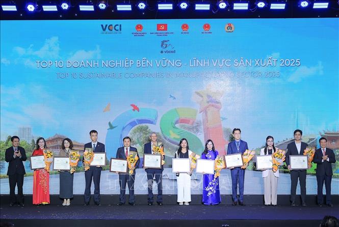Phó Thủ tướng Hồ Đức Phớc và Chủ tịch VCCI Hồ Sỹ Hùng trao hoa và chứng nhận cho Doanh nghiệp bền vững trong lĩnh vực sản xuất năm 2025. Ảnh: Lê Đông - TTXVN