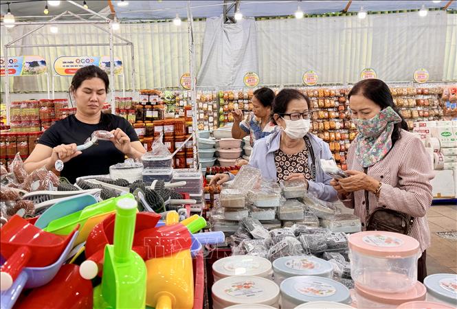 Người dân Long Xuyên, An Giang mua sắm tại phiên chợ hàng Việt. Ảnh: Thanh Sang- TTXVN