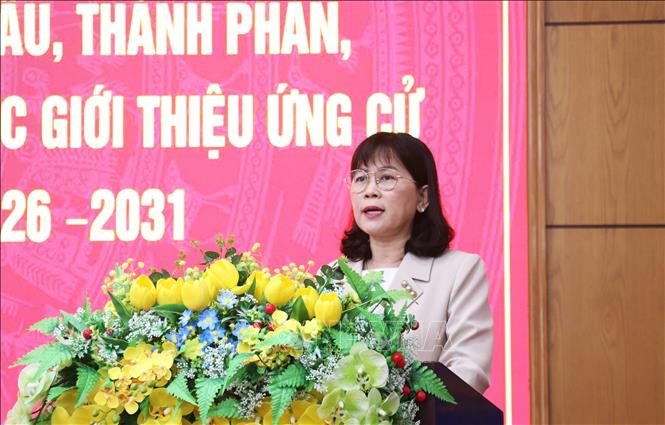 Bà Nguyễn Đài Thy, Phó Chủ tịch Thường trực HĐND tỉnh Tây Ninh trình bày dự kiến phân bổ số lượng và cơ cấu người giới thiệu ứng cử Đại biểu Quốc hội khóa XVI nhiệm kỳ 2026-2031, Đại biểu HĐND tỉnh Tây Ninh nhiệm kỳ 2026-2031. Ảnh: Bùi Giang - TTXVN