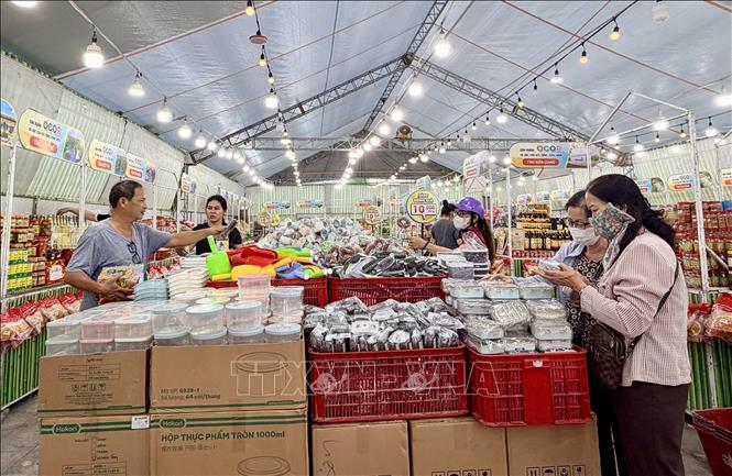 Người dân Long Xuyên, An Giang mua sắm tại phiên chợ hàng Việt. Ảnh: Thanh Sang- TTXVN