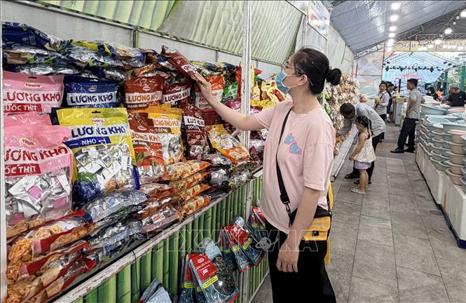 Người dân Long Xuyên, An Giang mua sắm tại phiên chợ hàng Việt. Ảnh: Thanh Sang- TTXVN