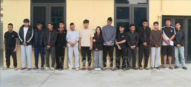 29 đối tượng trong đường dây lừa đảo tại cơ quan công an. Ảnh: TTXVN phát